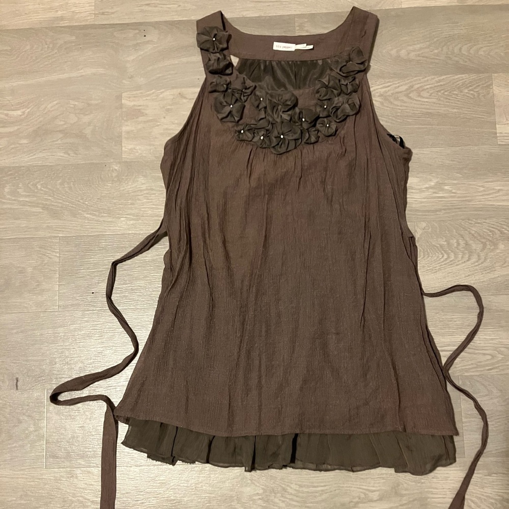Blu Pepper Brown Sleeveless Blouse with Floral Accents
